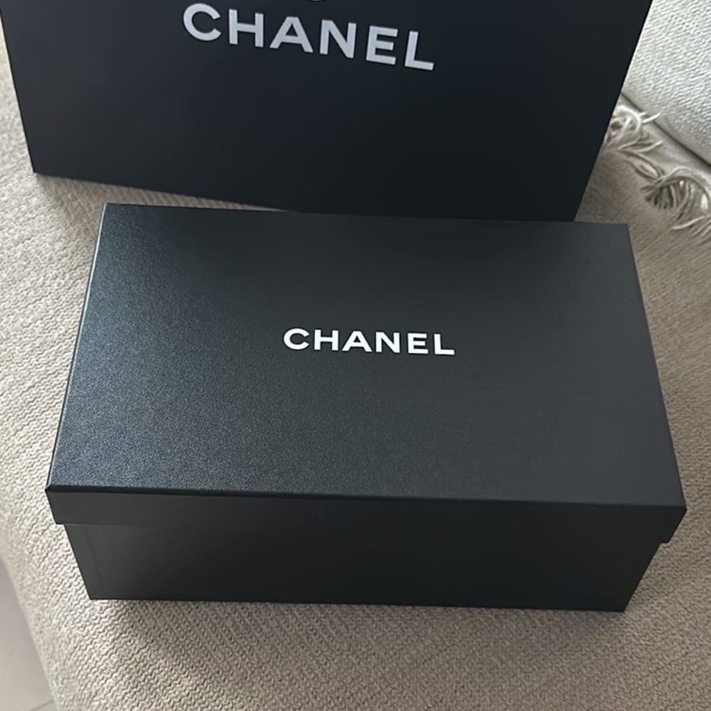 Chanel Bag + Box + Ribbon - Picture 3 of 5
